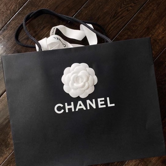 CHANEL 2020 White  Round Crossbody Bag With Chain - Picture 4 of 5